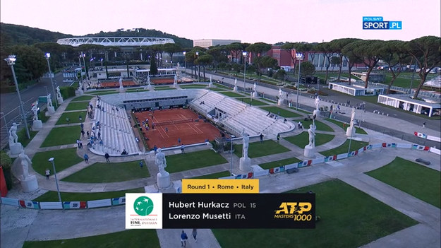 Skrót meczu I rundy gry pojedynczej turnieju ATP w Rzymie. Hubert Hurkacz skreczował w nim w drugim secie na rzecz Lorenzo Musettiego.