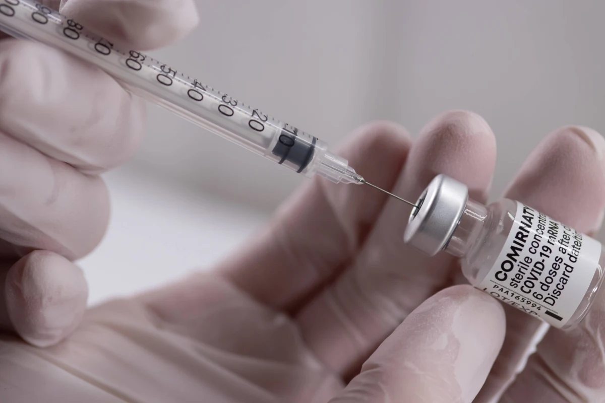 Amerykańska rządowa Agencja ds. Żywności i Leków (FDA) dopuściła stosowanie szczepionki Pfizer/BioNTech przeciwko Covid-19 u nastolatków już od 12. roku życia. To pierwsza szczepionka przeciw Covid-19 zatwierdzona w Stanach Zjednoczonych dla tak młodych ludzi.