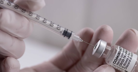 Amerykańska rządowa Agencja ds. Żywności i Leków (FDA) dopuściła stosowanie szczepionki Pfizer/BioNTech przeciwko Covid-19 u nastolatków już od 12. roku życia. To pierwsza szczepionka przeciw Covid-19 zatwierdzona w Stanach Zjednoczonych dla tak młodych ludzi.