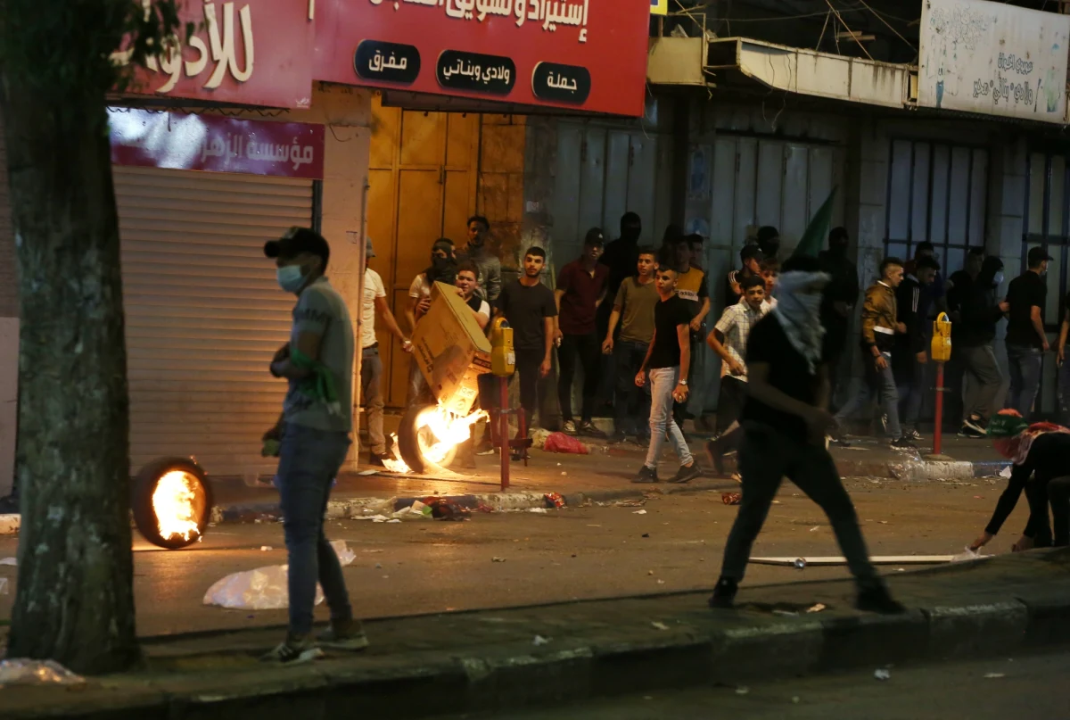 Kolejne starcia w poniedziałek wieczorem między Palestyńczykami a izraelską policją w Jerozolimie - pisze agencja AFP. Palestyński Czerwony Półksiężyc informował o wielu rannych.