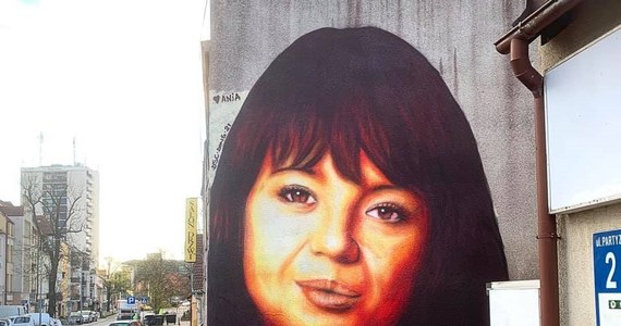 W Gdańsku powstał mural Anny Przybylskiej. Nie wszyscy są jednak zadowoleni z takiej formy oddania hołdu nieżyjącej od ponad sześciu lat aktorce. Autor muralu o pseudonimie Tuse został skrytykowany m.in. za to, że malunek przypomina bardziej prezenterkę "Wiadomości" Danutę Holecką. "Jestem tylko człowiekiem i też się mylę" - przyznał w wywiadzie z WP graficiarz i jak wcześniej zadeklarował - poprawił mural. 