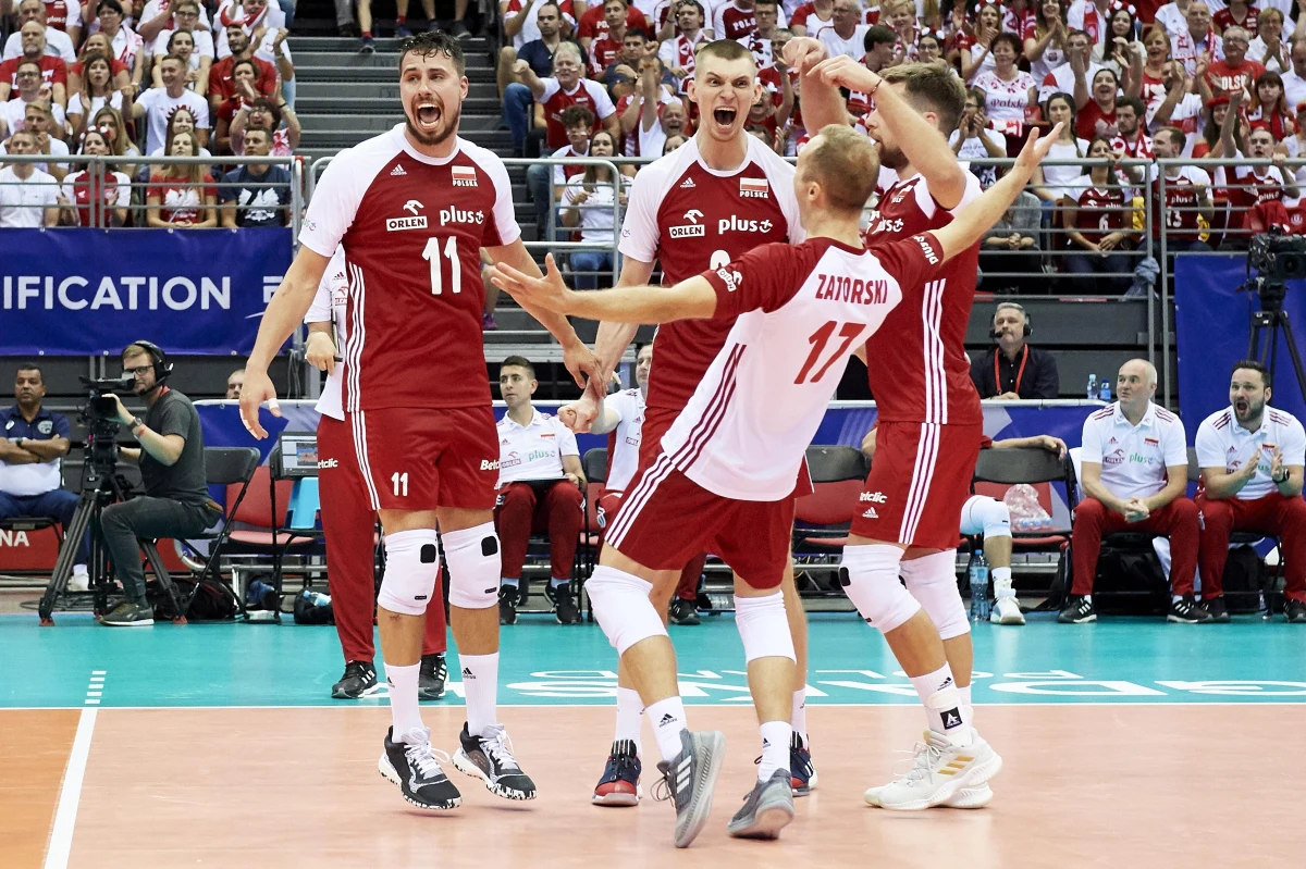 Siatkarska reprezentacja Polski w tym tygodniu rozpoczyna sezon. Przed nami dwa mecze towarzyskie, które rozgrzeją kadrę Vitala Heynena przed Ligą Narodów. Celem na ten sezon jest jednak dobry wynik na igrzyskach olimpijskich w Tokio. Zapewnić go mają nie tylko doświadczeni gracze o ugruntowanej pozycji w kadrze, jak Michał Kubiak czy Fabian Drzyzga, ale też ci zawodnicy, którzy dopiero w tym sezonie zaprezentowali wyżyny swoich umiejętności. Chodzi m.in. o Kamila Semeniuka, Aleksandra Śliwkę czy Łukasza Kaczmarka. O ich dyspozycji, ale też o formie mentalnej naszego zespołu z trenerem Ireneuszem Mazurem rozmawia Paweł Pawłowski.