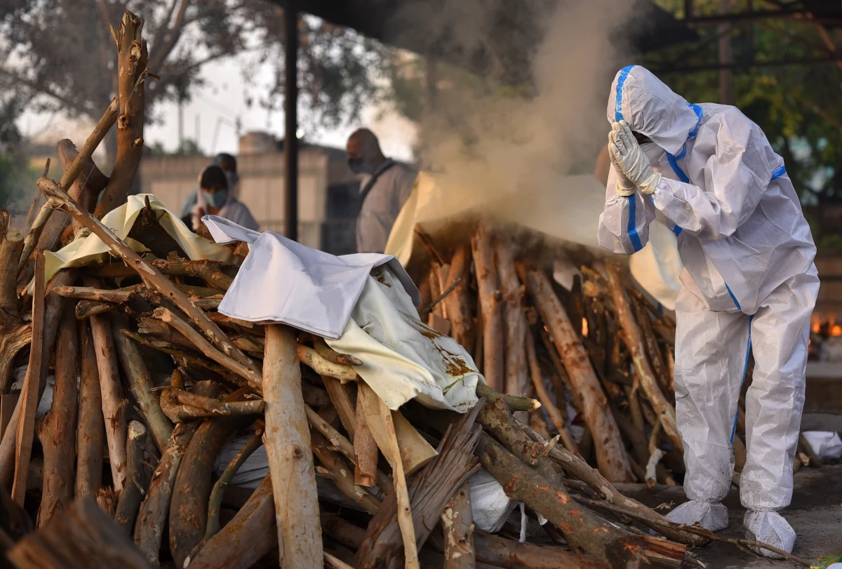 Światowa Organizacja Zdrowia (WHO) oświadczyła, że uznaje indyjski szczep koronawirusa za wariant wywołujący szczególny niepokój, podobnie jak wcześniej szczepy z RPA, Wielkiej Brytanii i Brazylii. Według WHO, badania sugerują większą zaraźliwość tego wariantu.