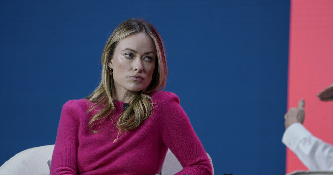 Olivia Wilde dekadę temu rozpoczęła przygodę z reżyserią, która trwa do dziś. Najnowszym projektem gwiazdy serialu "Dr House" jest thriller psychologiczny "Don’t Worry Darling", w którym wystąpi m.in. jej obecny życiowy partner, Harry Styles. Nad odnoszącą za kamerą coraz większe sukcesy artystką zgromadziły się tymczasem czarne chmury. Wszystko za sprawą starych wywiadów, w których porównała ona zmianę zawodowej ścieżki do coming outu dokonywanego przez osoby homoseksualne. Fani, delikatnie mówiąc, nie są zachwyceni.