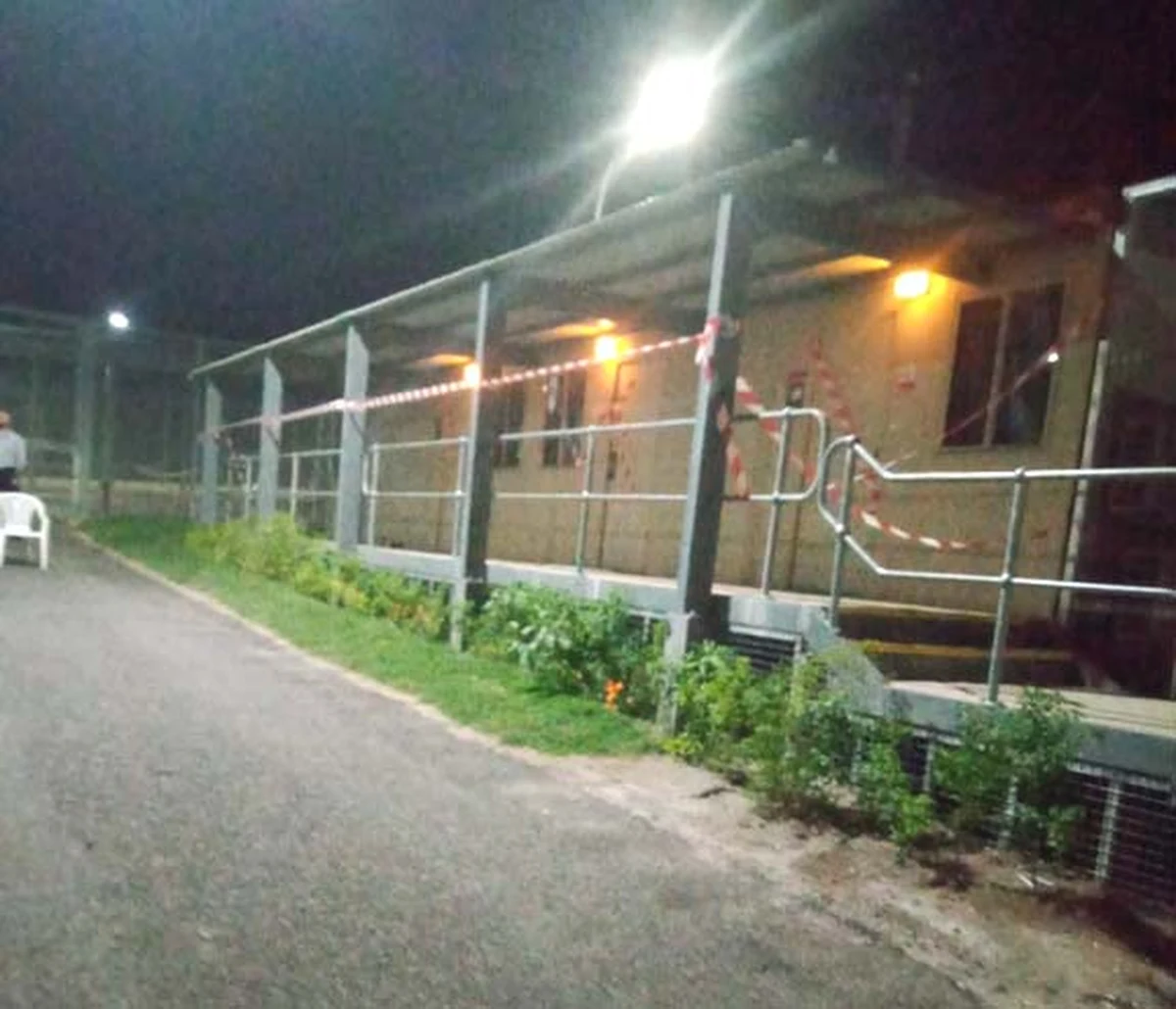 Pensjonariusze zamkniętego ośrodka dla imigrantów w środkowej Australii spędzili 5 miesięcy na kopaniu tunelu, którym mogliby uciec. Wejście do niego, ukryte pod komodą, odkryto w pokoju jednego z imigrantów – jak pisze portal ABC – Polaka.