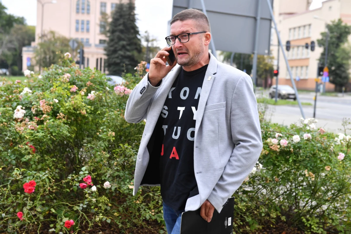 Sąd Okręgowy w Olsztynie wstrzymał  "skuteczność i wykonalność uchwały Izby Dyscyplinarnej Sądu Najwyższego", która zawieszała sędziego Pawła Juszczyszyna w pracy i obniżała mu wynagrodzenie. Postanowienie jest nieprawomocne. Mimo tej decyzji prezes Sądu Rejonowego w Olsztynie Maciej Nawacki deklaruje, że nie przywróci Juszczyszyna do pracy.