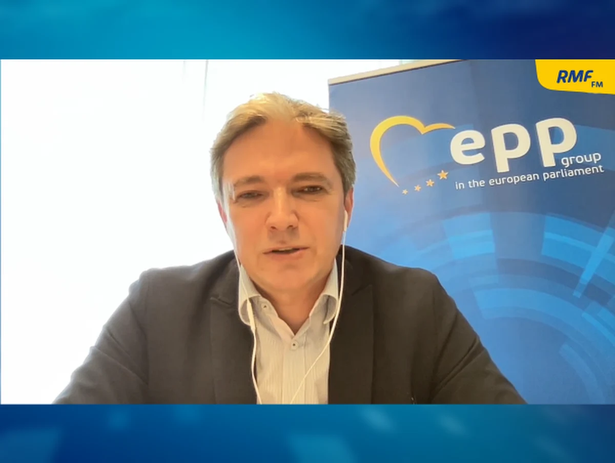 "Jesteśmy konsekwentni w budowie umiarkowanego centrum. Czasami, dla potrzeb komunikacji, używamy różnej formuły" - mówił w Popołudniowej rozmowie w RMF FM Adam Jarubas - europoseł i wiceprezes Polskiego Stronnictwa Ludowego. "Mamy dynamicznie zmieniającą się scenę polityczną. Mamy doświadczenie roku funkcjonowania w pandemii, gdzie nie mogliśmy korzystać z naturalnych i najlepszych dla nas, sprawdzonych metod pracy - spotkań z ludźmi. Prowincja, gdzie najmocniej jesteśmy osadzeni, nie praktykowała do tej pory spotkań zdalnych" - tłumaczył. "Jesteśmy zwolennikami pracy organicznej" - dodał.