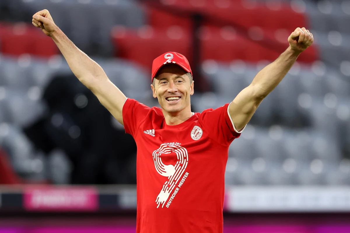 Jednej bramki brakuje Robertowi Lewandowskiemu do wyrównania niemal 50-letniego rekordu Bundesligi w liczbie strzelonych goli w jednym sezonie. Ma przed sobą jeszcze dwa mecze - z Freiburgiem i Augsburgiem. "Muszę pozostać spokojnym, bo jak się czegoś za bardzo chce..." - skomentował.