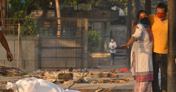 W indyjskich stanach Bihar i Uttar Pradeś w poniedziałek i we wtorek wyłowiono dziesiątki ludzkich ciał płynących w dół Gangesu. Mieszkańcy okolicznych miejscowości mówią, że z powodu braku drewna do kremacji ciała zmarłych są oddawane rzece. Indie są epicentrum pandemii Covid-19.
