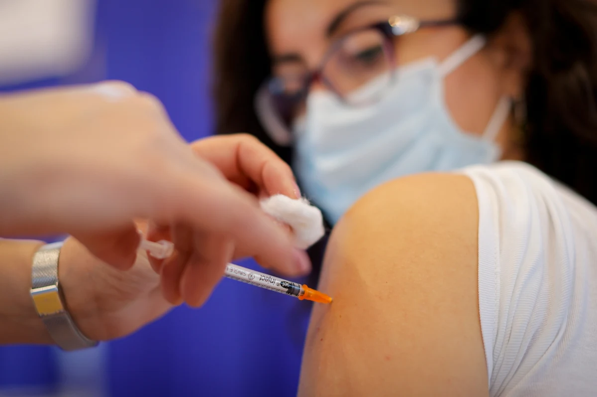 "Przestańcie wprowadzać dezinformacje i zamieszanie do programu szczepień i do pracy naszych punktów" - tak przedstawiciele Pracodawców Podstawowej Opieki Zdrowotnej piszą do ministra zdrowia i pełnomocnika rządu ds. szczepień ministra Michała Dworczyka. Skarżą się m.in na ostatnią decyzję o skróceniu okresu między podaniem pierwszej i drugiej dawki szczepionki. 