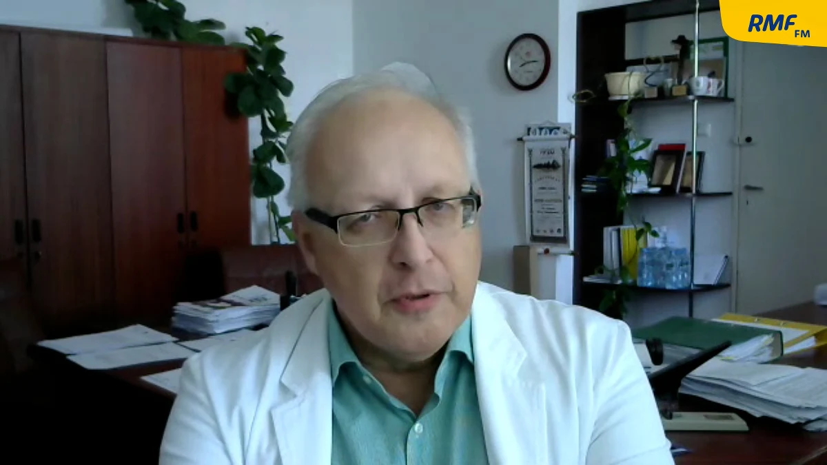 „Jestem absolutnie przeciwny robieniu czegoś na siłę, nakładaniu obowiązku, zanim nie wykorzystamy zachęt. Zanim nie wykorzystamy marchewek, nie powinniśmy wykorzystywać kijka” – tak w Porannej rozmowie w RMF FM prof. Robert Flisiak skomentował pomysł wprowadzenia obowiązkowych szczepień przeciwko Covid-19. „Powinniśmy stosować metody, które zachęcą i nawet dadzą profity osobom zaszczepionym, które ułatwią im życie i sprawią, że więcej osób będzie chętnych na szczepienie” – dodał prezes Polskiego Towarzystwa Epidemiologów i Lekarzy Chorób Zakaźnych, a także członek Rady Medycznej przy premierze. 