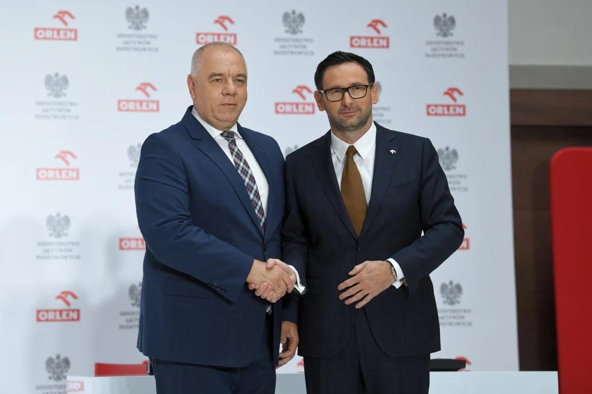 Skarb Państwa podpisał umowę o współpracy z Orlenem, Lotosem i PGNiG dotyczącą przejęcia przez PKN Orlen kontroli nad Grupą Lotos oraz PGNiG - poinformował zarząd PGNiG. Transakcja przejęcia przez PKN Orlen Lotosu i PGNiG będzie bezgotówkowa, akcjonariusze przejmowanych spółek dostaną nowe akcje Orlenu, a docelowo Skarb Państwa będzie miał w tym podmiocie 50 proc. akcji - poinformował wicepremier, minister aktywów państwowych Jacek Sasin.