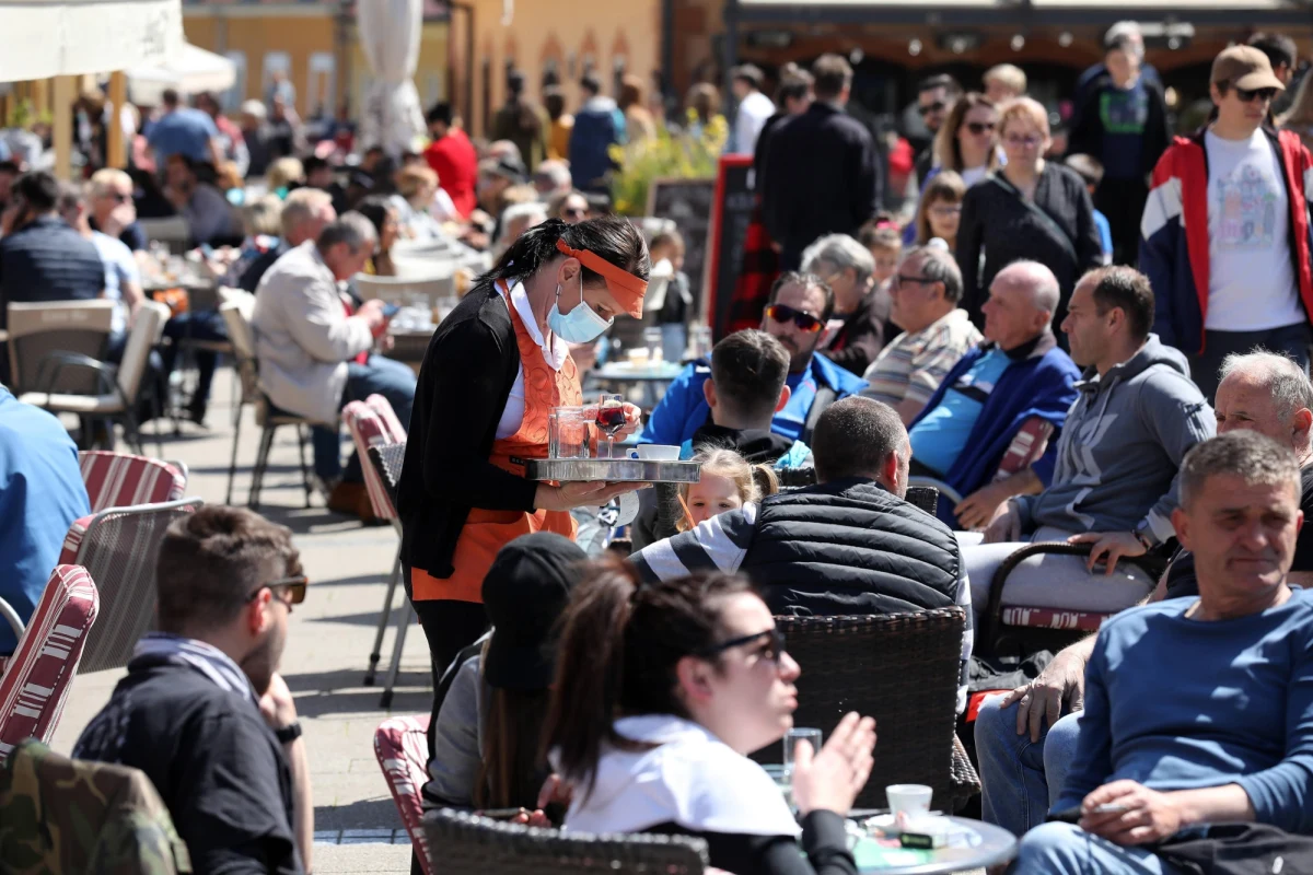 Na wspólnej konferencji premiera Mateusza Morawieckiego oraz ministra zdrowia Adama Niedzielskiego poznaliśmy aktualny plan luzowania obostrzeń. Szef rządu ogłosił przyspieszenie otwarcia kin, teatrów i instytucji kultury o osiem dni - od 21 maja. 