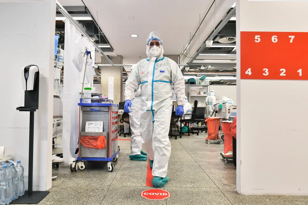 W ciągu ostatniej doby w Polsce odnotowano 4 255 nowe zakażenia koronawirusem. Po zachorowaniu na Covid-19 zmarło 343 pacjentów. Jak informuje Ministerstwo Zdrowia, wyzdrowiało 2 761.