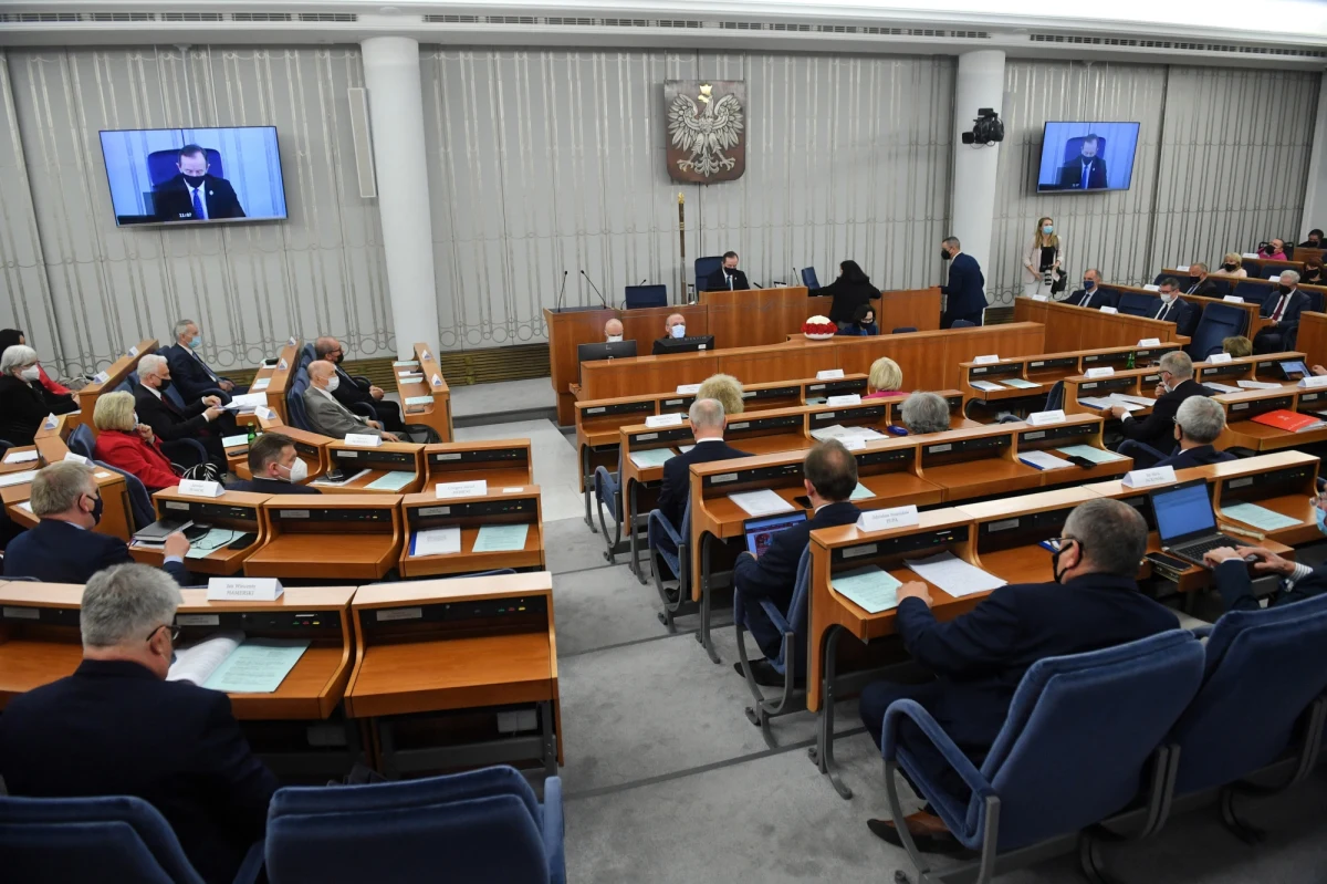 Senat nie zajmie się na dzisiejszym posiedzeniu ratyfikacją Funduszu Odbudowy - tak zdecydował marszałek Tomasz Grodzki. Polityk zapowiedział, że sprawa trafi pod obrady dopiero przerwie, czyli 27 maja. Większość senacka zapowiedziała także złożenie poprawek do ustawy. 