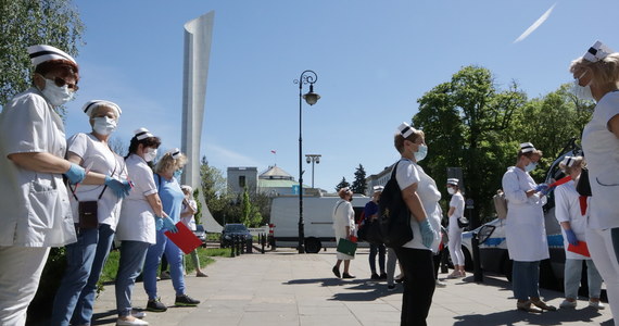 O godz. 11 w Warszawie rozpoczął się protest pielęgniarek i położnych - w 18 punktach: dwóch przed Sejmem i 16 przy Alejach Ujazdowskich. Pielęgniarki domagały się podwyżek i poprawy warunków pracy. Protest skończył się przed godz. 14.