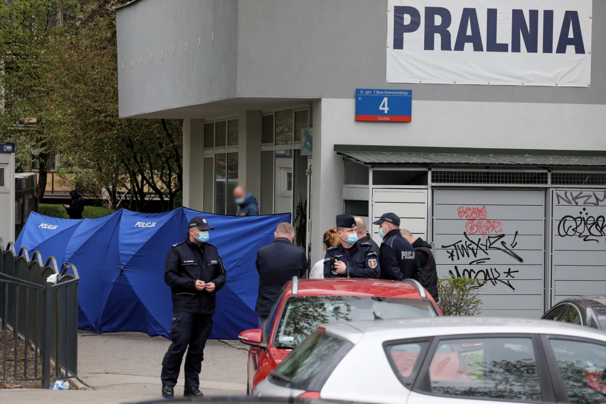 73-latek zginął od dwóch ciosów nożem zadanych w okolice serca podczas awantury, do której doszło w pralni na warszawskim Gocławiu - dziennikarz RMF FM poznał wstępne wyniki sekcji zwłok mężczyzny, którego w piątek zaatakować miał jego 37-letni syn. 