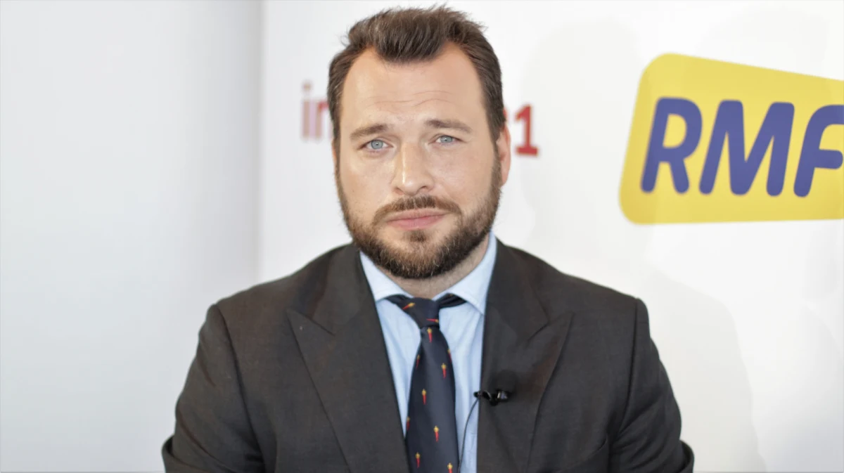 Aż 6 procent polskich pracowników zarabia na czarno. Jest u nas gorzej niż w wielu innych krajach. Ludzie często uznają, że bardzie opłacalne jest niedzielenie się z państwem swoimi zarobkami. Kto na tym traci? Jak to zmienić? Jak to zmieni się w kolejnych latach? O tym mówi Piotr Arak, szef Polskiego Instytutu Ekonomicznego.