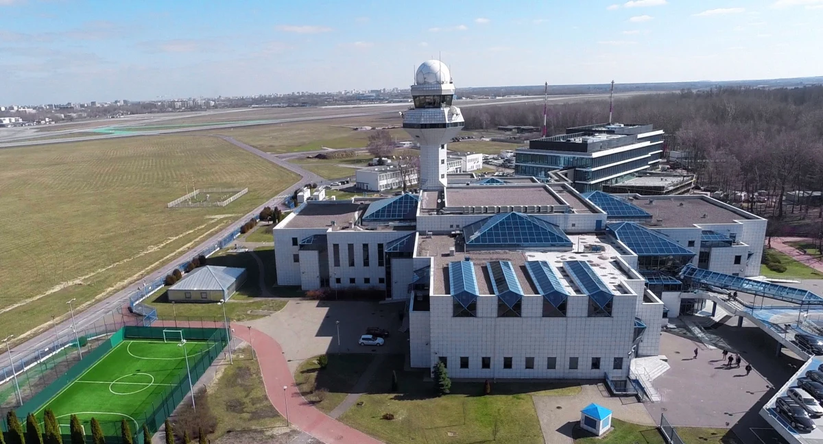 Ponad 2 promile alkoholu w organizmie miał kontroler lotów na wieży stołecznego Portu Lotniczego im. Fryderyka Chopina - dowiedział się reporter RMF FM Krzysztof Zasada. Mężczyznę po zgłoszeniu personelu wieży zatrzymali policjanci. Sprawą zajęła się już prokuratura. 