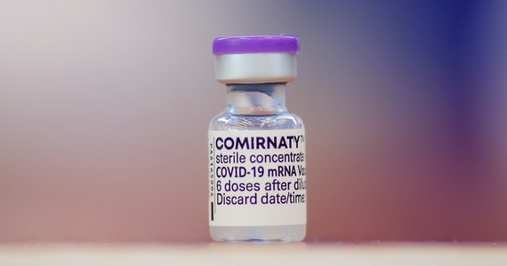Wyniki badań przeprowadzonych przez naukowców uniwersytetu w Jokohamie sugerują, że szczepionka firmy Pfizer przeciw Covid-19 jest skuteczna wobec wszystkich głównych wariantów koronawirusa - podała w środę agencja Kyodo.