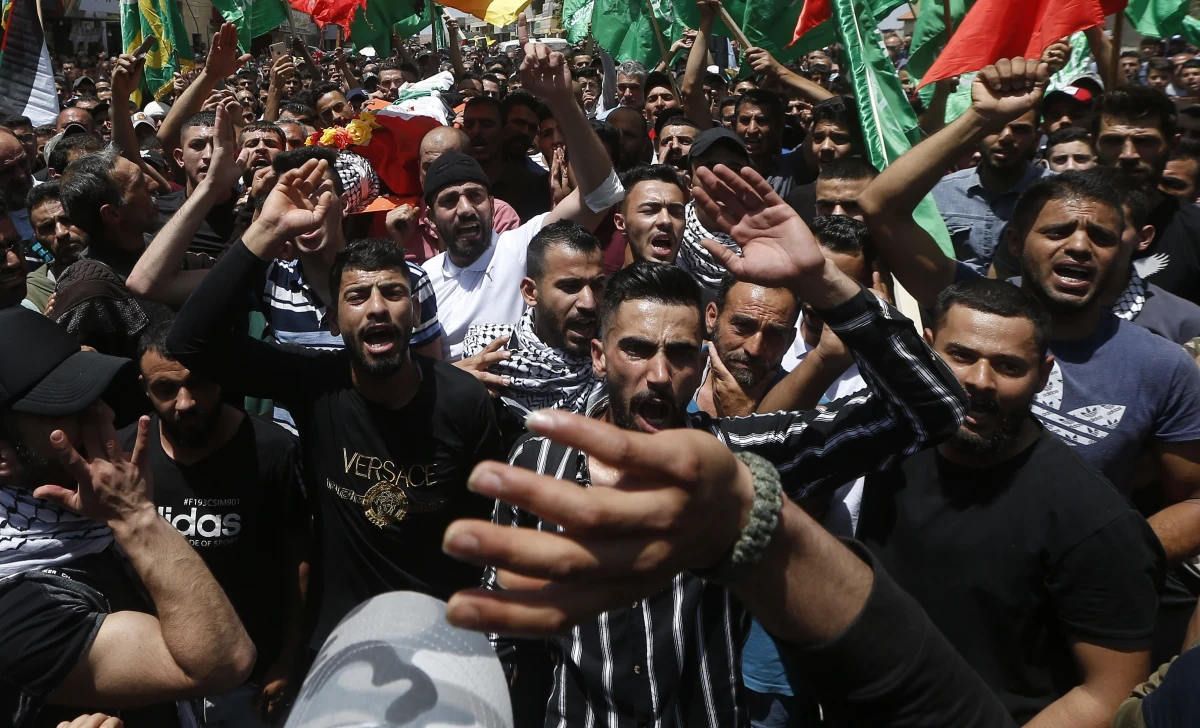 Grupy żydowskich ekstremistów zaatakowały w środę arabskich demonstrantów, sklepy i świątynie w wielu miastach Izraela, zaś w Akce 30-letni Żyd został dotkliwie pobity przez tłum - informują izraelskie media. Ataki skrajnej prawicy potępił sefardyjski naczelny rabin Izraela.