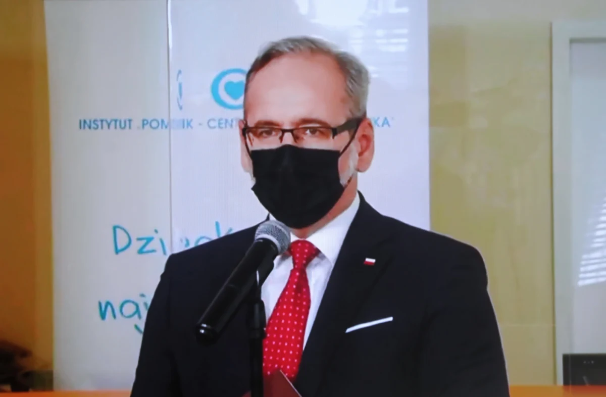 Mamy zrobione badania na dosyć dużej grupie Polaków, w których odnotowaliśmy przeciwciała u 55 lub nawet więcej procent osób - powiedział w środę minister zdrowia Adam Niedzielski. Jego zdaniem, jeśli ta tendencja zostanie utrzymana, we wrześniu można się spodziewać odporności na poziomie 70-80 proc.