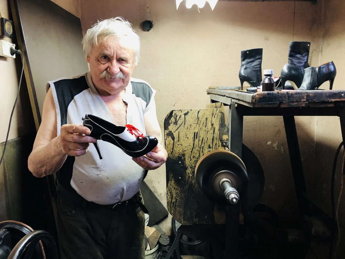 79-letni mistrz szewski – Ryszard Korycki nie zamknie zakładu w Łodzi, który prowadzi od początku lat 80-tych. Jeden z jego stałych klientów opisał w sieci, że szewc nie ma z czego zapłacić czynszu, bo pandemia odebrała mu klientów. Wsparciem dla pana Ryszarda miały być nowe zlecenia na naprawę butów. 