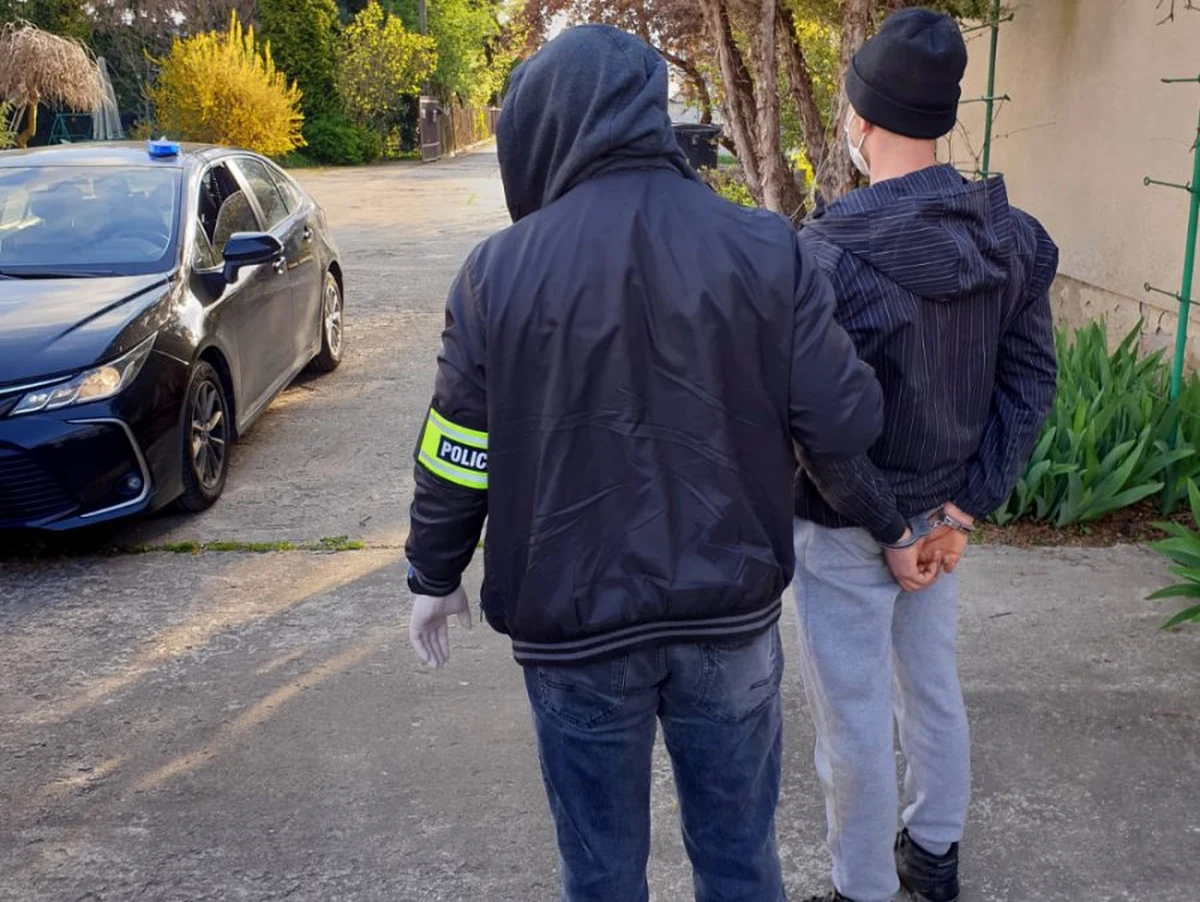 Policjanci ze stołecznej "samochodówki" zlikwidowali na terenie Wilanowa kryjówkę złodziei, w której demontowane były skradzione luksusowe samochody. Wśród zabezpieczonych części były elementy karoserii i szwedzka rejestracja bentleya, skradzionego w lutym spod domu znanej aktorki, gwiazdy serialu "Przyjaciółki".