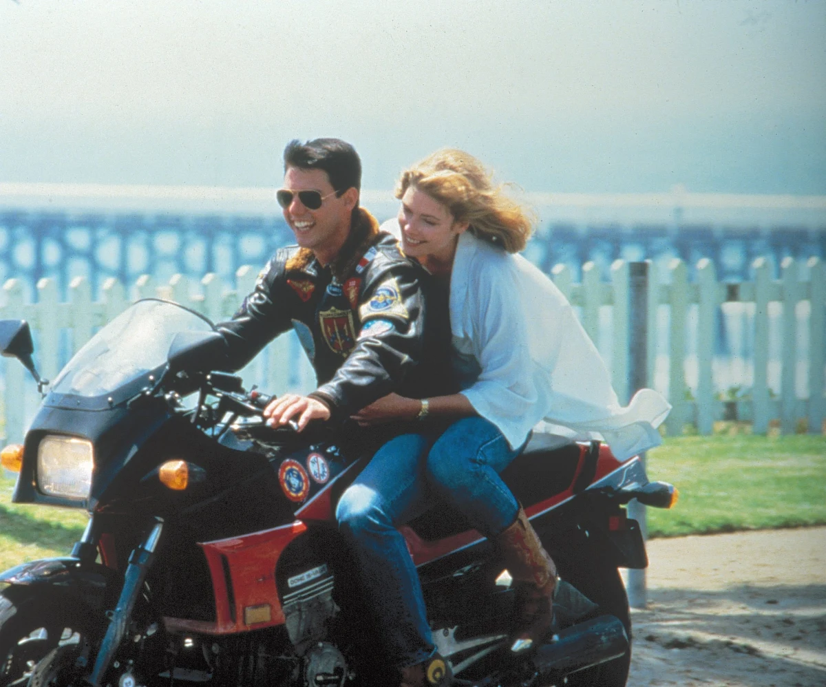 13 maja fani świętują Top Gun Day. Mija 35 lat od premiery kultowej produkcji o uczniach elitarnej jednostki lotniczej z Tomem Cruisem i Valem Kilmerem w głównych rolach. Dziś do kin w USA wchodzi zremasterowana wersja filmu, a miłośnicy produkcji czekają na drugą część "Top Gun: Maverick". Premiera w listopadzie.