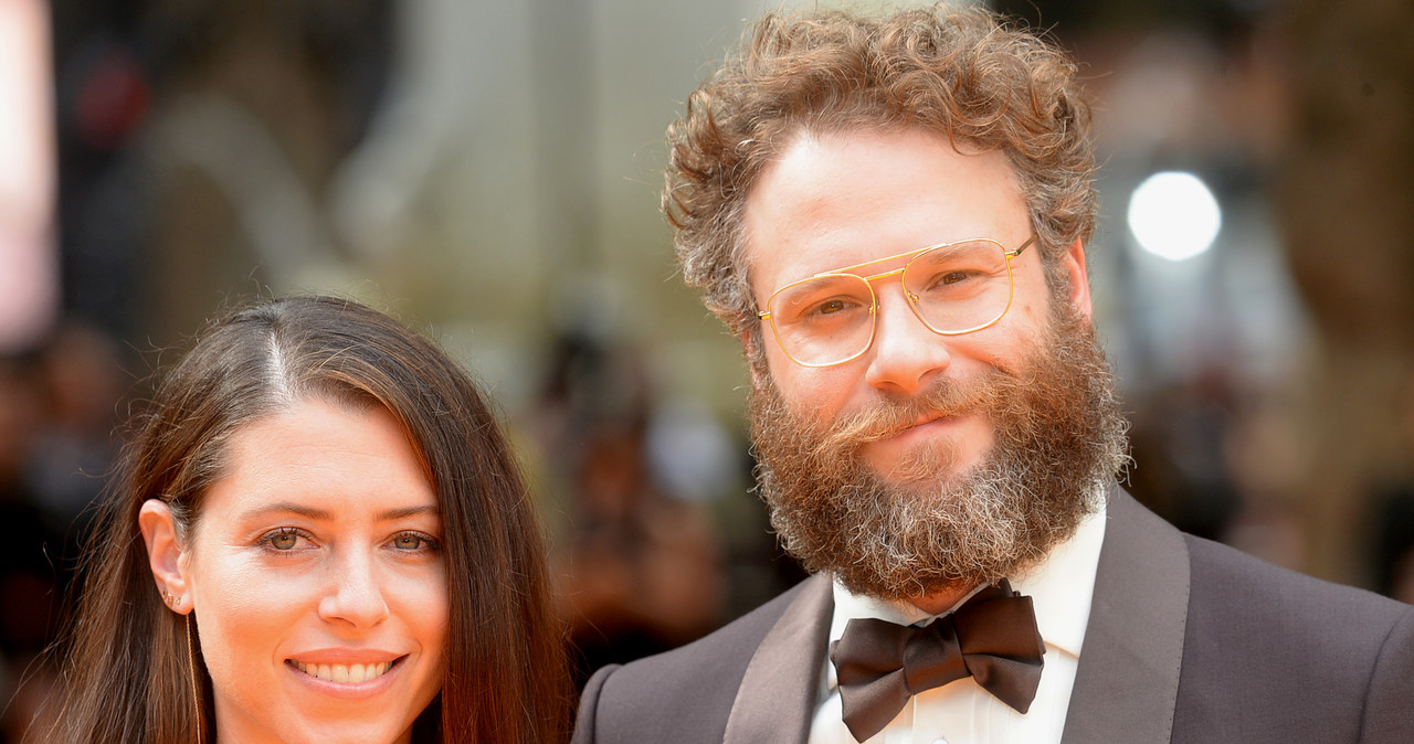 ​Seth Rogen, czyli aktor znany z takich komedii, jak "Wpadka", "Sąsiedzi" czy "To już jest koniec", w najnowszym wywiadzie pokusił się o refleksję nad swoją bezdzietnością. Amerykański gwiazdor wyznał, że zostanie ojcem nie znajduje się na jego liście życiowych priorytetów. Małżonka Rogena również nie jest zainteresowana macierzyństwem. "Nie znam nikogo, kto czerpałby tyle radości z posiadania dzieci, ile my czerpiemy z ich nieposiadania" - przyznał szczerze.