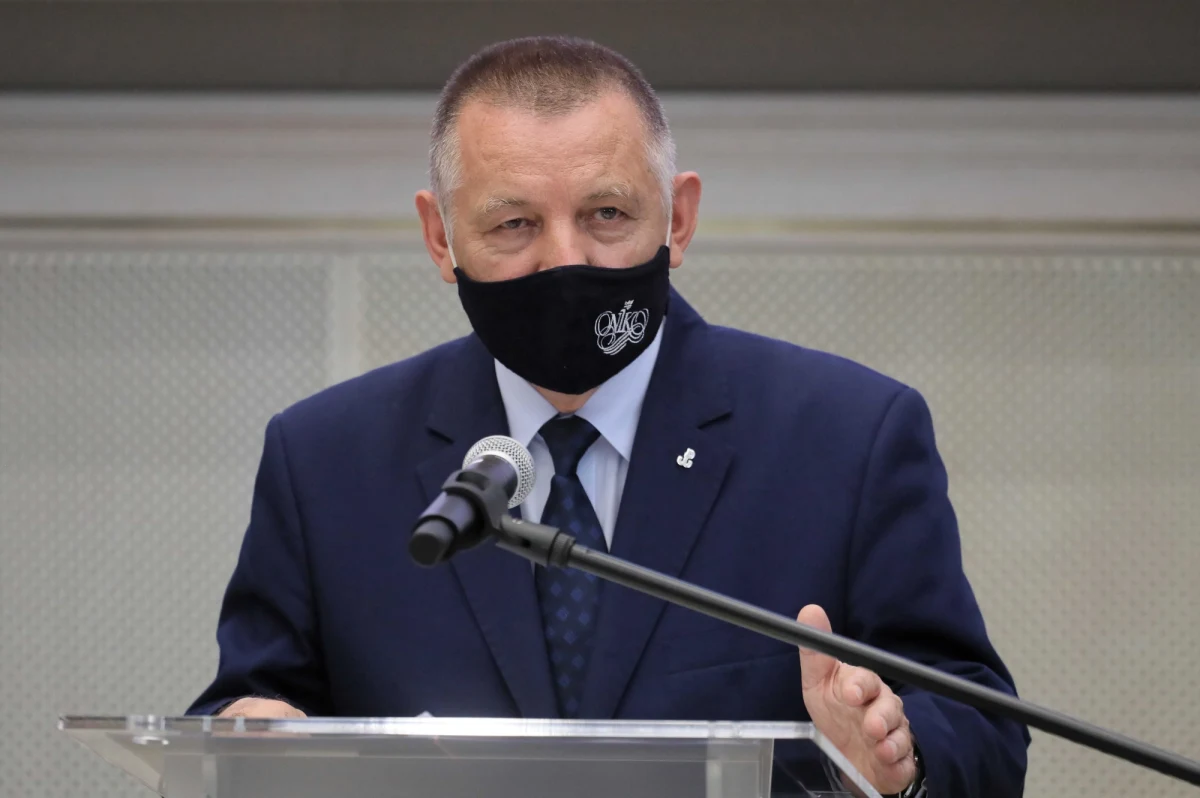 "Dwa dni temu dostaliśmy maila, że jest bomba podłożona w naszych budynkach i ośmiu delegaturach, a dziś z kolei był mail, że rzekomo mój syn Jakub ma popełnić samobójstwo. Więc policja pojawiła się u mojej rodziny w Krakowie i u syna" – powiedział po czwartkowej konferencji prasowej, Marian Banaś, prezes NIK, dodając, by sprawę skomentowali sami dziennikarze.