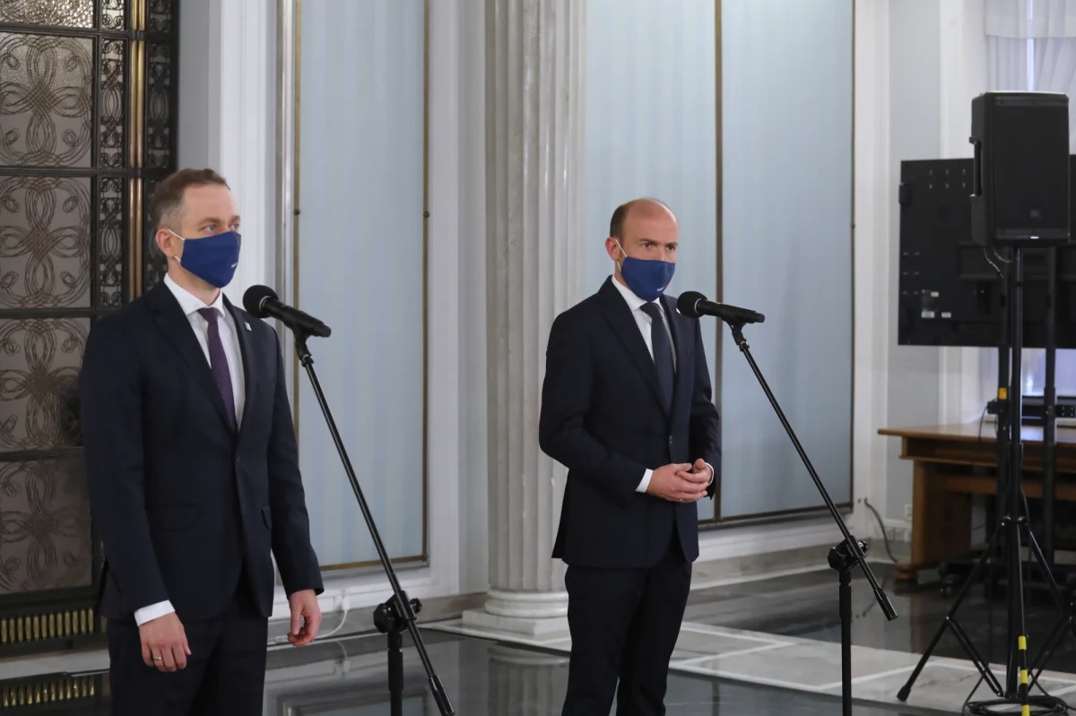 Działania rządu ws. wyborów korespondencyjnych 10 maja 2020 r. były nielegalne, wyrzucono w błoto ponad 70 mln zł - powiedział w czwartek lider PO Borys Budka. Szef klubu KO Cezary Tomczyk pytał kiedy premier Mateusz Morawiecki poda się do dymisji.