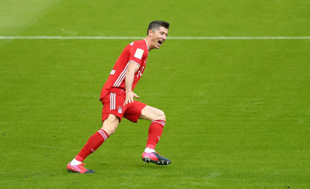 Robert Lewandowski, zdecydowany lider klasyfikacji strzelców Bundesligi w sezonie 2020/2021, z powodu kontuzji nie dokończył treningu Bayernu Monachium - poinformował "Bild" na stronie internetowej. Nie wiadomo jakiego urazu doznał polski piłkarz.