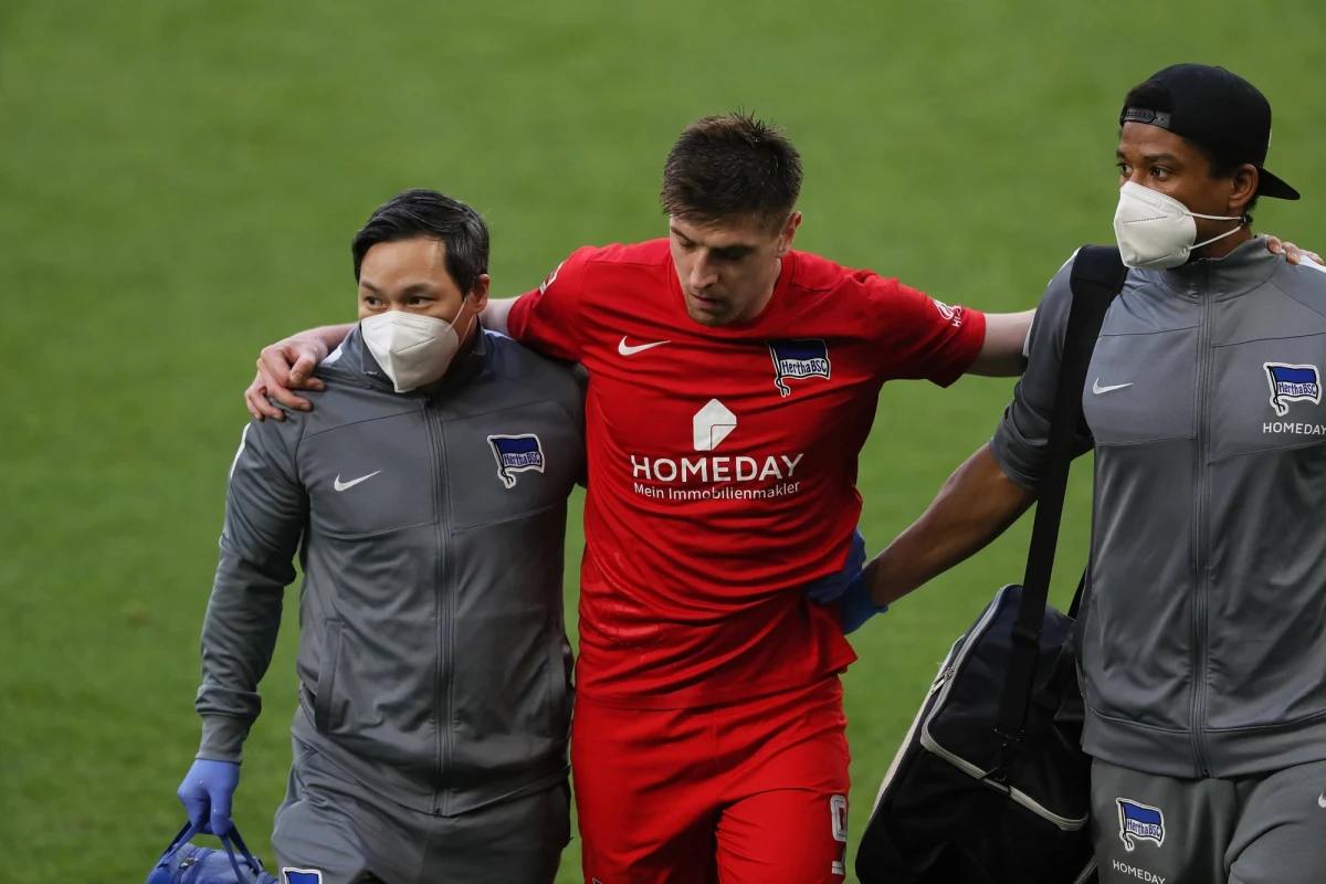 Kontuzjowany Krzysztof Piątek z Herthy Berlin nie zagra do końca sezonu niemieckiej Bundesligi. Piłkarzy berlińskiego klubu czekają jeszcze mecze z FC Koeln w sobotę i Hoffenheim tydzień później.