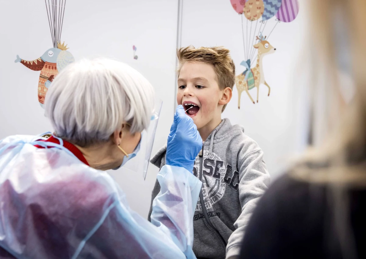 Większość dzieci zakażonych koronawirusem nie wykazuje typowych objawów Covid-19, gorączki, kaszlu i kłopotów z oddychaniem - głoszą opublikowane w "Scientific Reports" wyniki prowadzonych w Stanach Zjednoczonych badań. Spośród objętych badaniami 12306 zakażonych koronawirusem dzieci do szpitala trafiło 672, z których 118 wymagało intensywnej terapii, w tym 38 pomocy respiratora. Zdaniem autorów pracy, jeśli przy okazji powrotu dzieci do szkół chce się monitorować przebieg pandemii, trzeba prowadzić intensywny program testów. 