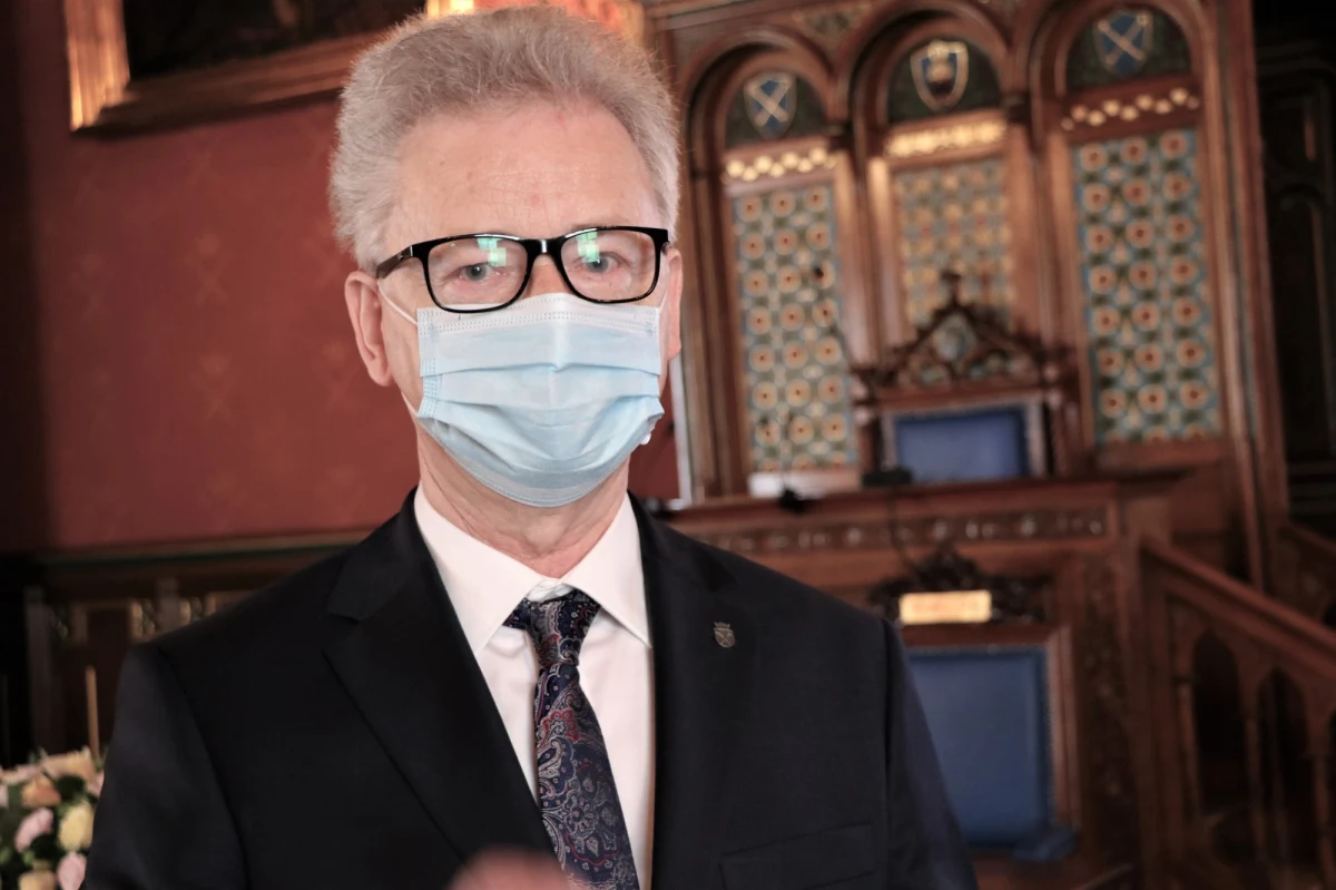 W tym roku najstarsza polska uczelnia Uniwersytet Jagielloński obchodzi 657. rocznicę założenia przez króla Kazimierza Wielkiego. Jubileusz obchodzony jest co roku 12 maja, w tym dniu w 1364 roku król wydał akt fundacyjny. Uczelnia od wieków stawała przed trudnymi wyzwaniami, podobnie jest teraz - mówią przedstawiciele Uniwersytetu Jagiellońskiego. Ostatnie 14 miesięcy zapisze się w historii uczelni w sposób szczególny, jednak od przyszłego roku akademickiego zajęcia maja odbywać się już stacjonarnie – zapowiada rektor UJ profesor Jacek Popiel.