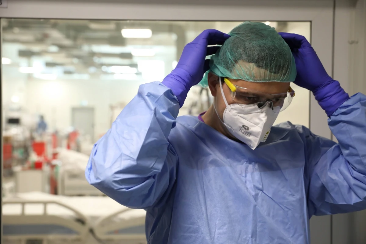 O 3 288 nowych zakażeniach koronawirusem w Polsce i śmierci 289 chorych na Covid-19 poinformowało dzisiaj Ministerstwo Zdrowia. Z raportu dowiadujemy się również, że w szpitalach przebywa o pół tysiąca pacjentów z Covid-19 mniej niż jeszcze wczoraj.