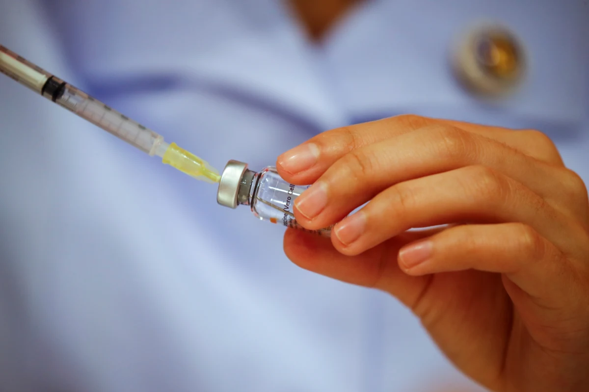 69-letni Laszlo Szakacs z węgierskiego miasta Szombathely został omyłkowo zaszczepiony sześcioma dawkami szczepionki firmy Pfizer. Zawieziono go do szpitala, ale nie miał poważniejszych objawów - poinformował portal komitatu (województwa) Vas.