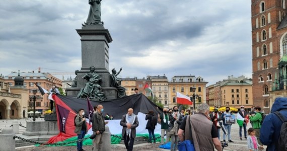 "My chcemy żyć jak normalni ludzie, żyć w pokoju, mieć własny paszport. Ja mam prawo mieć swoją ojczyznę" - mówi w RMF FM Omar Faris, prezes Stowarzyszenia Społeczno-Kulturalnego Palestyńczyków. Od kilku dni rośnie napięcie na Bliskim Wschodzie. Dziś doszło do kolejnych zmasowanych ataków z powietrza.