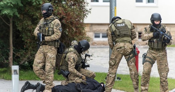 Spektakularna akcja antyterrorystów w wielkopolskim Licheniu. Jak ustalili nasi reporterzy, policjanci w jednym z tamtejszych hoteli zatrzymali trzech mężczyzn. Sprawa ma związek z porannym incydentem na poznańskich Jeżycach. 