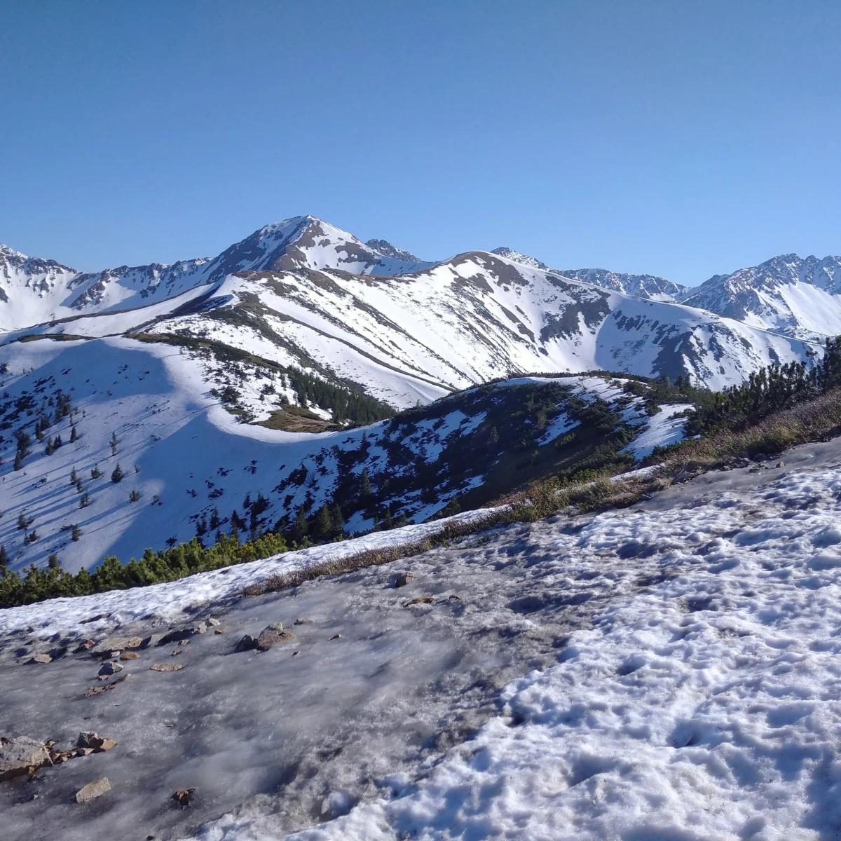 Pogoda w weekend nie będzie sprzyjała górskim wedrówkom. W Tatrach trzeba spodziewać się opadów deszczu, nawet śniegu - ostrzega ratownik dyżurny TOPR Krzysztof Długopolski.