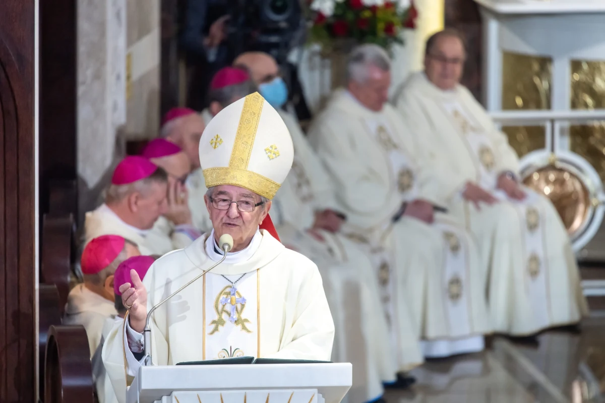 Prokuratura Okręgowa w Gdańsku odmówiła wszczęcia śledztwa w sprawie byłego metropolity gdańskiego, arcybiskupa Sławoja Leszka Głódzia – dowiedział się reporter RMF FM Kuba Kaługa. Chodzi o trzy zawiadomienia skierowane do prokuratury przez tak zwaną komisję ds. pedofili. Po trwającej miesiąc analizie zawiadomień śledczy uznali, że nie ma powodów, by w sprawie postawy Głódzia przeprowadzić śledztwo. 