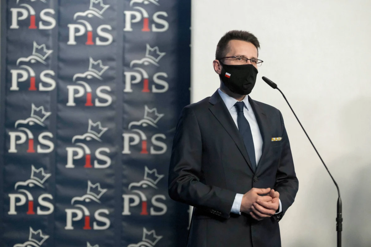 "Każdy pomysł w 'Polskim Ładzie' ma poparcie wszystkich partii w Zjednoczonej Prawicy. Pracowaliśmy nad tym wspólnie, byliśmy otwarci na sugestie naszych koalicjantów, przyjmowaliśmy ich rozwiązania" - mówi w Popołudniowej rozmowie w RMF FM wicerzecznik PiS Radosław Fogiel. I zapewnia: "Jest decyzja polityczna liderów Zjednoczonej Prawicy, że cały 'Polski Ład' jest realizowany wspólnie". Czy zatem wszystkie trzy partie zgadzają się, że czas podnieść świadczenie w programie 500 plus? „'Polski Ład' nie dotyka tematu 500 plus" - odpowiada gość Marcina Zaborskiego. I dodaje: "Gdyby zależało wyłącznie od woli politycznej, a nie również od możliwości budżetowych - to bardzo chętnie zamienilibyśmy 500 plus na 1500 plus". 