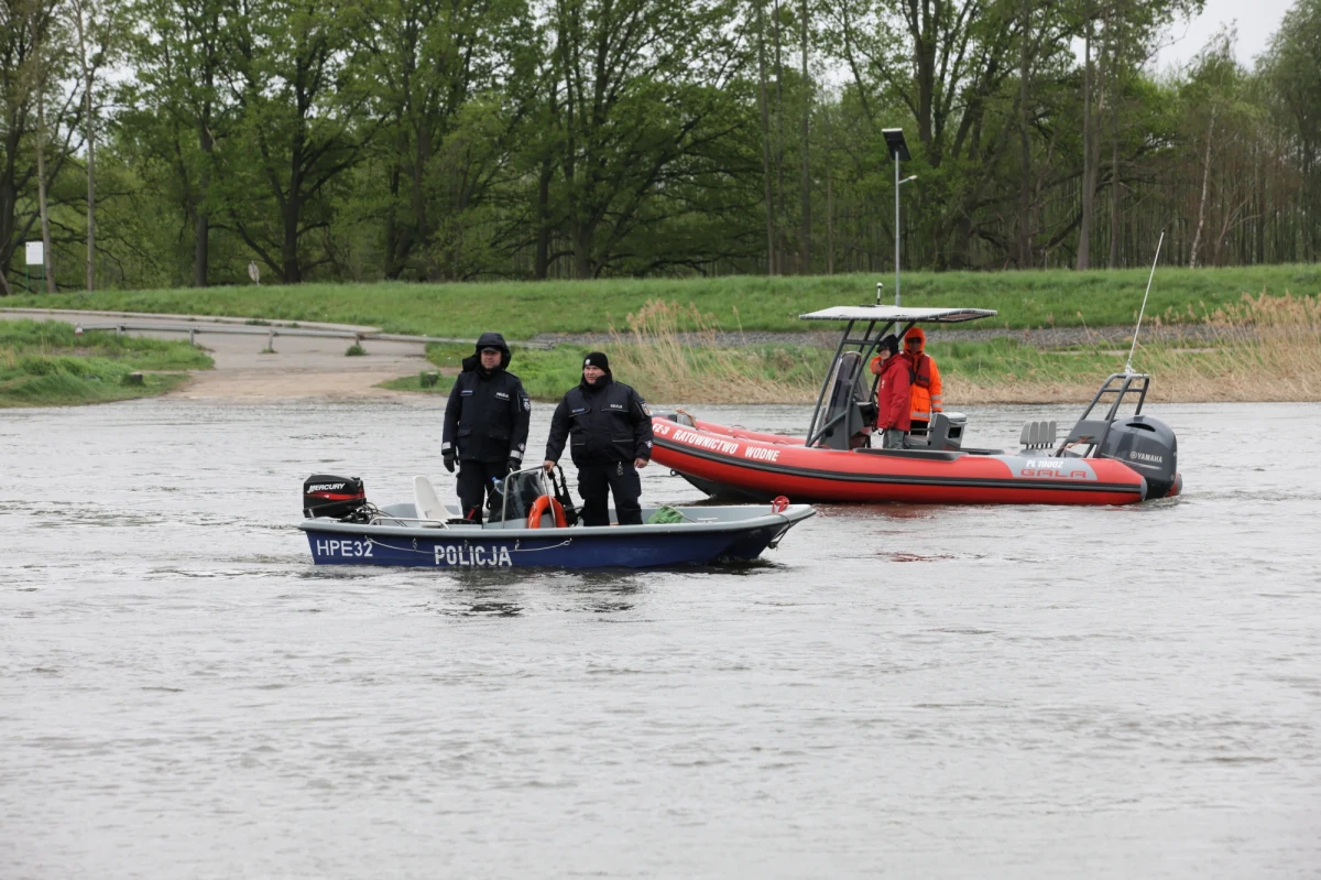 Policja potwierdza, że odnalezione dziś w Odrze w Lubuskiemu ciało to zaginiony w poniedziałek 13-letni Filip. Trwają poszukiwania drugiego z zaginionych chłopców, 15-letniego Marka.