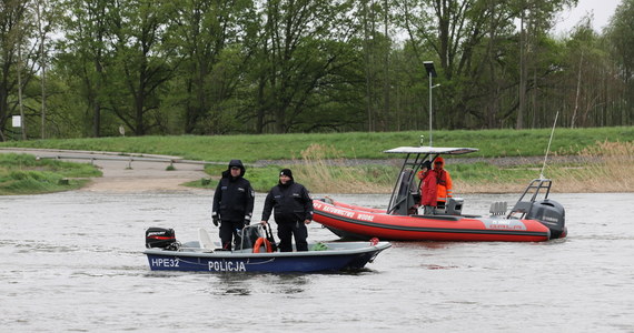 Policja potwierdza, że odnalezione dziś w Odrze w Lubuskiemu ciało to zaginiony w poniedziałek 13-letni Filip. Trwają poszukiwania drugiego z zaginionych chłopców, 15-letniego Marka.