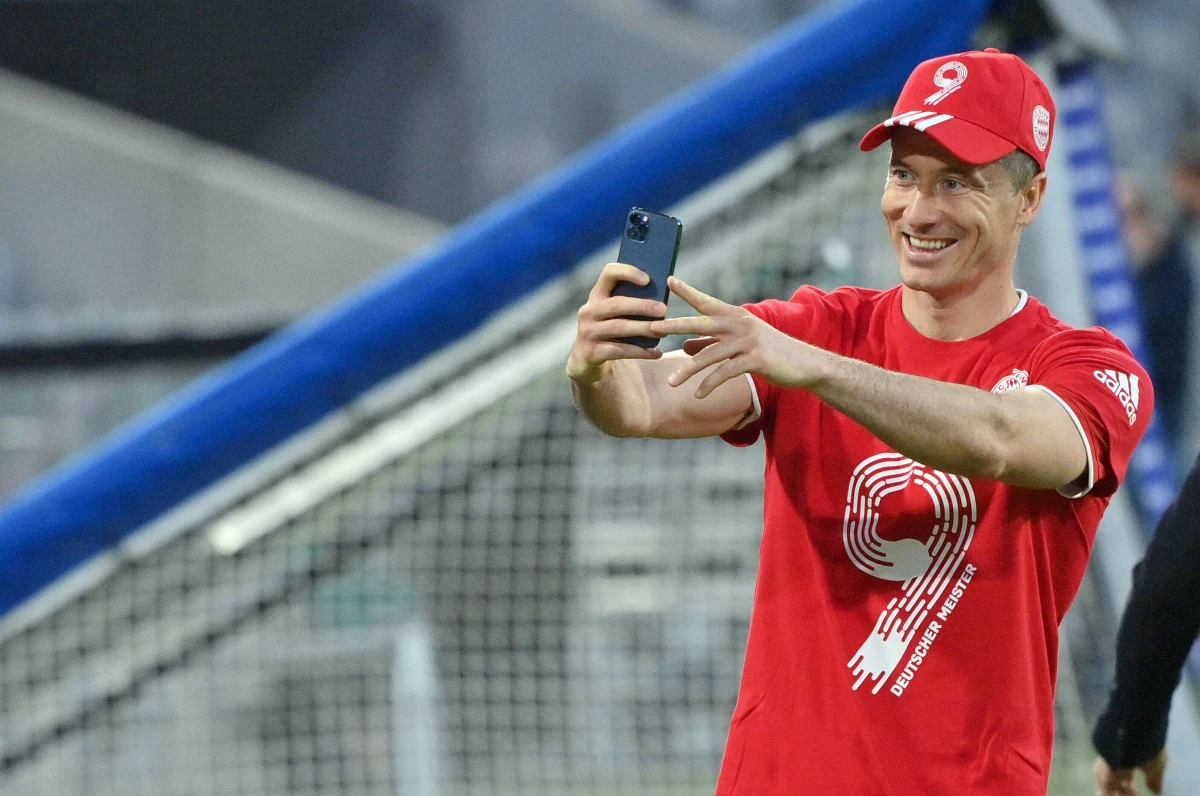 Brak rekordu będzie sensacją – mówią zgodnie niemieccy eksperci, którzy obserwują poczynania Roberta Lewandowskiego w Bundeslidze. Polski piłkarz już jutro stanie przed szansą wyrównania i pobicia rekordu Gerda Muellera. Chodzi o liczbę goli w jednym sezonie ligi niemieckiej. Mueller strzelił tych goli 40. Lewandowski ma już na koncie 39 trafień, a Bayernowi pozostały dwa mecze ligowe do końca sezonu. Pierwszy już dziś. Rywalem Bawarczyków będzie SC Freiburg. 