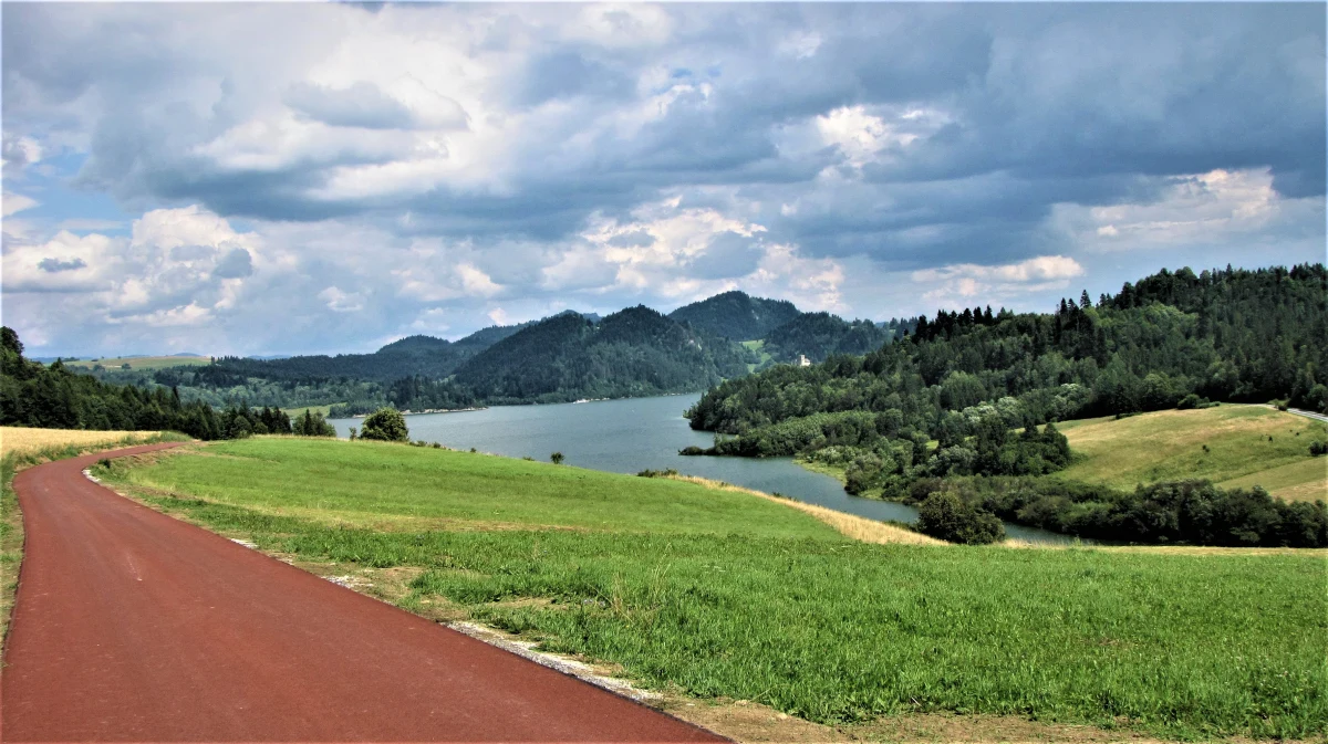 Droga do tego, aby po Małopolsce bezpiecznie i bez przeszkód poruszać się rowerem pomiędzy ważnymi punktami czy miejscowościami jeszcze daleka, ale od kilku lat widać ogromne postępy. Coraz więcej nowy tras rowerowych powstaje w ramach systemu VeloMałopolska. 