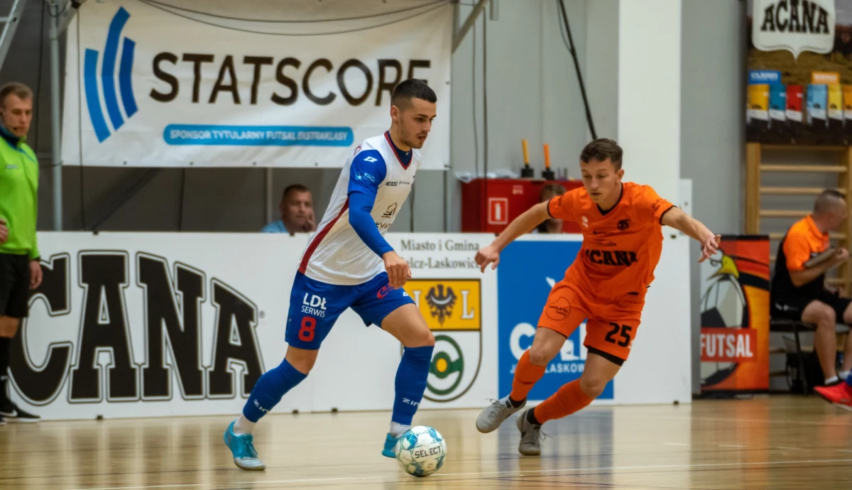 Końcowa syrena sezonu 2020/21 w STATSCORE Futsal Ekstraklasie zbliża się wielkimi krokami. Z tego też względu z coraz bardziej zapartym tchem obserwujemy, co ciekawego się dzieje w strefie spadkowej oraz w walce o wicemistrzostwo Polski. A dzieje się bardzo dużo!