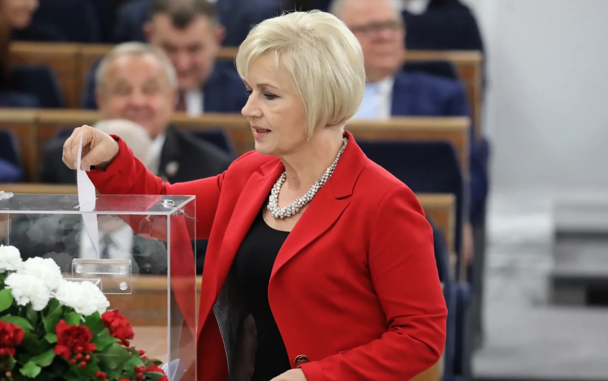 Senatorka Lidia Staroń jest faworytką do objęcia stanowiska Rzecznika Praw Obywatelskich - informuje Interia. Niezrzeszona parlamentarzystka ma mieć zarówno poparcie polityków PiS, jak i części Koalicji Obywatelskiej.