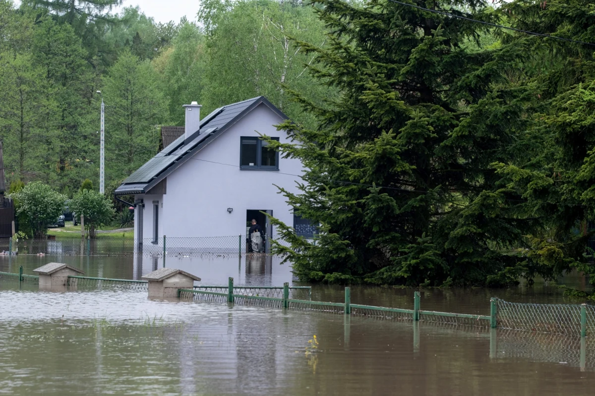 Strażacy w Śląskiem nadal usuwają skutki wczorajszych burz, ktore przeszły nad częścią regionu. Dziś w tym województwie lokalnie przelotnie pada jeszcze deszcz. Tymczasem Instytut Meteorologii i Gospodarki Wodnej wydał ostrzeżenia przed burzami oraz burzami z gradem, które mogą wystąpić w siedmiu województwach.